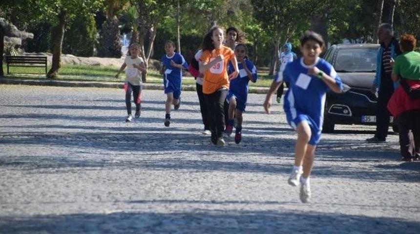 Aliağa&rsquo;da &Ouml;ğrenciler 23 Nisan İ&ccedil;in Koştu