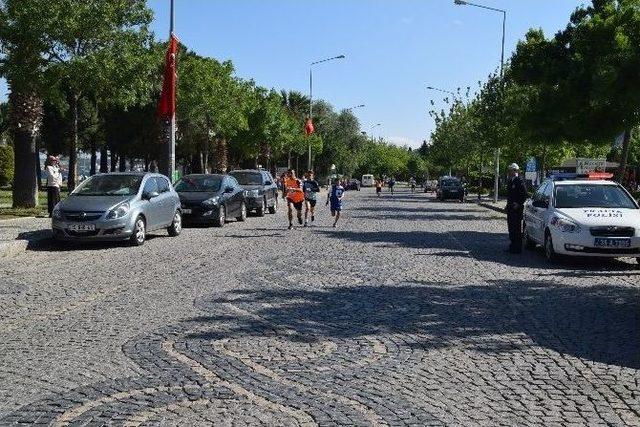 Aliağa’da Öğrenciler 23 Nisan İçin Koştu