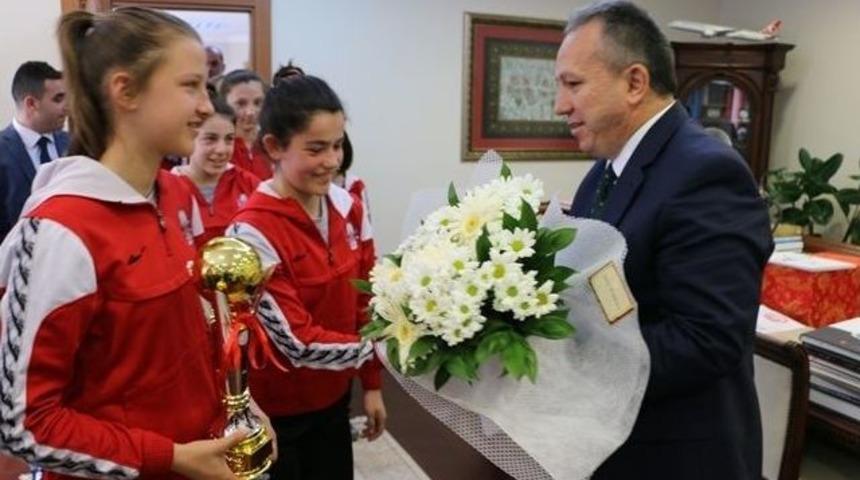 Şampiyonlar Valiyi Ziyaret Etti