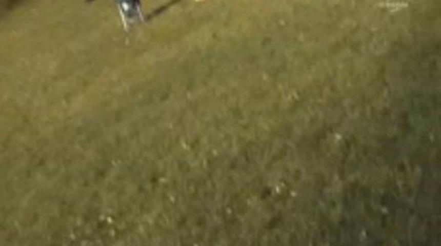 Kartal &ccedil;ocuğu ka&ccedil;ırmaya kalktı