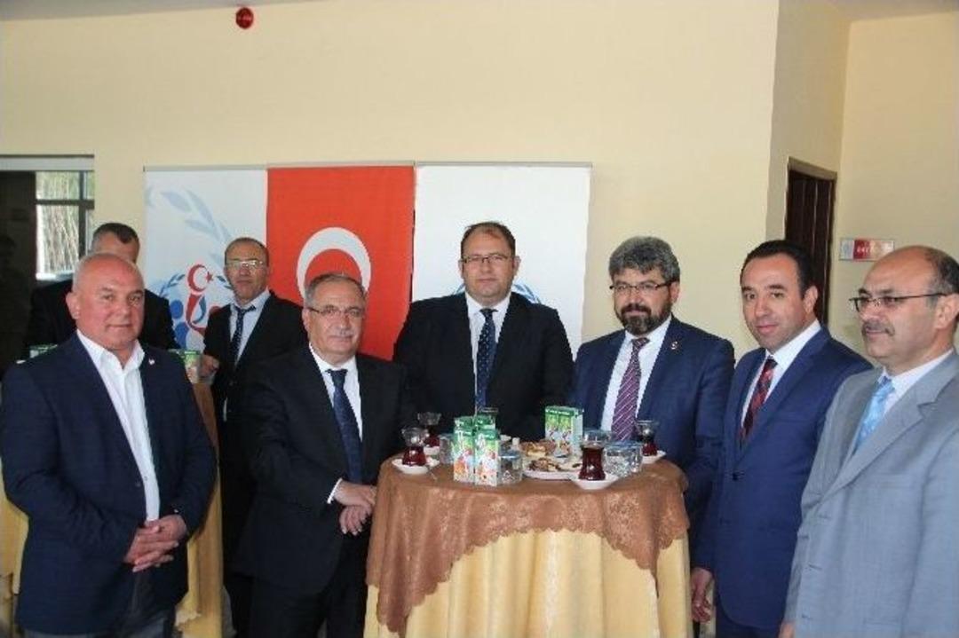 Bilecik 2. Amat&ouml;r Lig&rsquo;de M&uuml;cadele Eden Takımlara Malzeme Yardımı Yapıldı