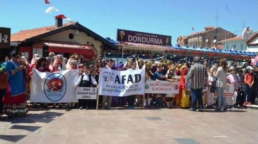 Ayvalık İl&ccedil;e Milli Eğitim M&uuml;d&uuml;rl&uuml;ğ&uuml; 3. Uluslararası Halk Oyunları Şenliği Başladı