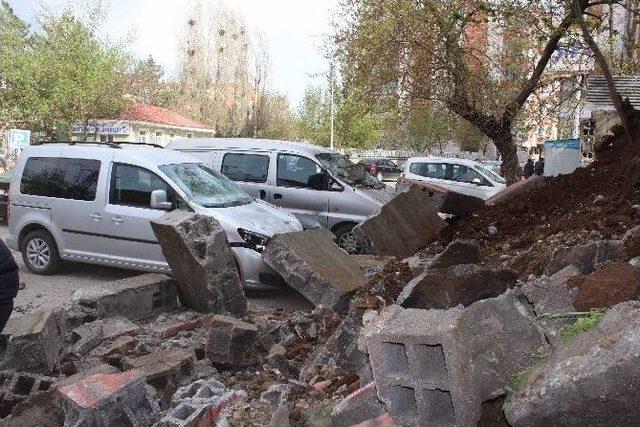 İstinat Duvarı Araçların Üzerine Çöktü