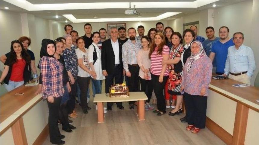 Girişimci Adaylar Eğitim Bitişini Pasta Keserek Kutladı