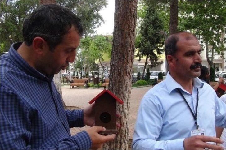 Lise Öğrencileri Kendi Yaptıkları 100 Adet Kuş Yuvası Ağaçlara Astı G1