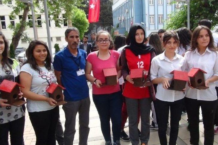Lise Öğrencileri Kendi Yaptıkları 100 Adet Kuş Yuvası Ağaçlara Astı G3