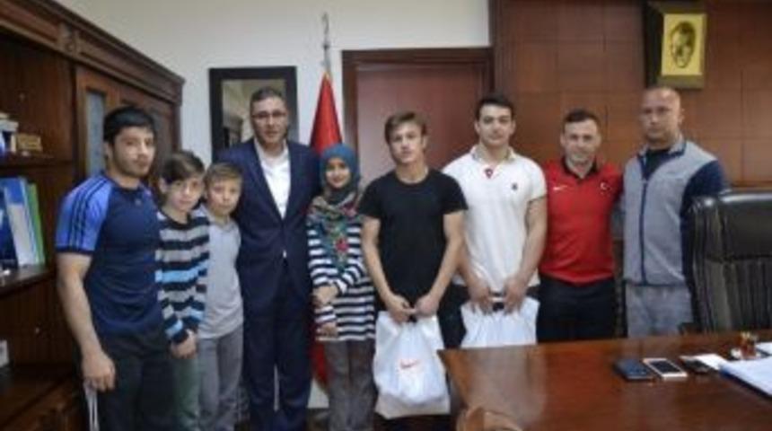 Güreş Ve Karate Takımı Sporcuları Alaplı Kaymakamı Altuğ Çağları Ziyaret Etti