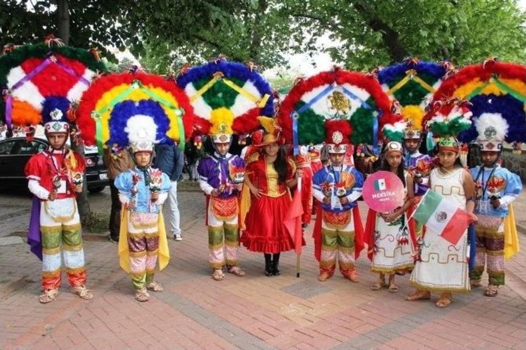 D&uuml;nya &Ccedil;ocuklarının Şenliği Kortejle Başladı