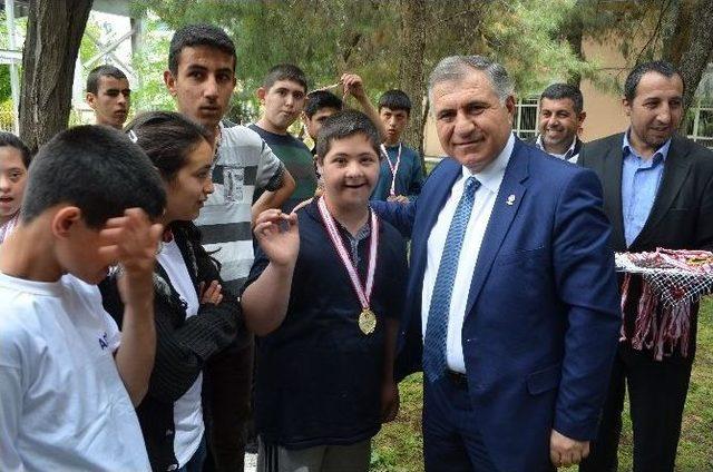 Engelliler Arasında Yapılan Bocce Sporunda Dereceye Girenler Madalyalarını Aldı