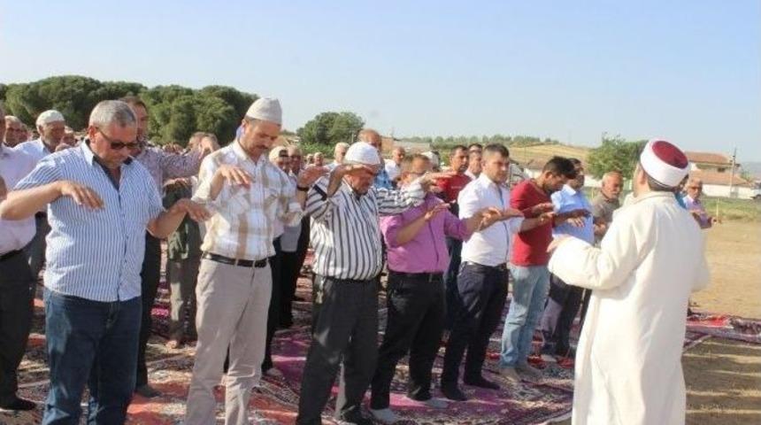 Salihli&rsquo;de Eller Yağmur Duası İ&ccedil;in A&ccedil;ıldı