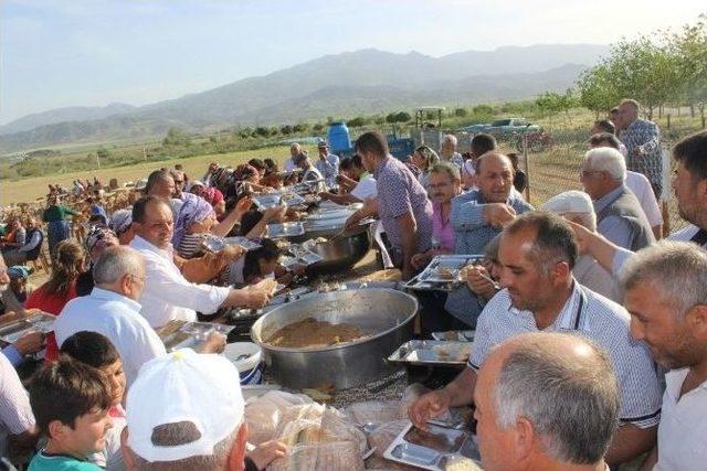 Salihli’de Eller Yağmur Duası İçin Açıldı