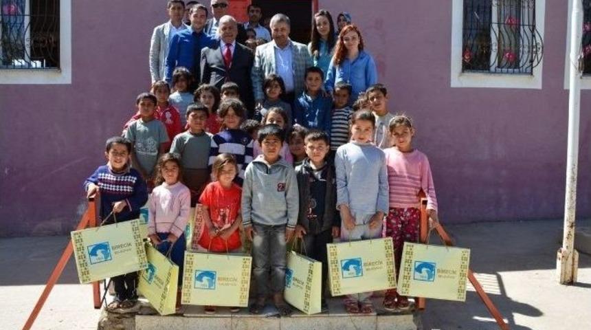 &Ouml;ğrencilere Kırtasiye Ve Kıyafet Yardımı Yapıldı