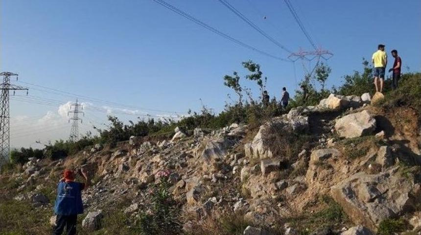 Paraş&uuml;t&ccedil;&uuml; Y&uuml;ksek Gerilim Hattında Mahsur Kaldı