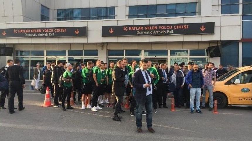 Bursaspor&rsquo;a Kayseri&rsquo;de Otob&uuml;s Şoku