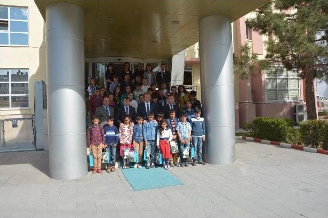 Yetim Ve &Ouml;ks&uuml;z &Ccedil;ocuklar 23 Nisan Jesti