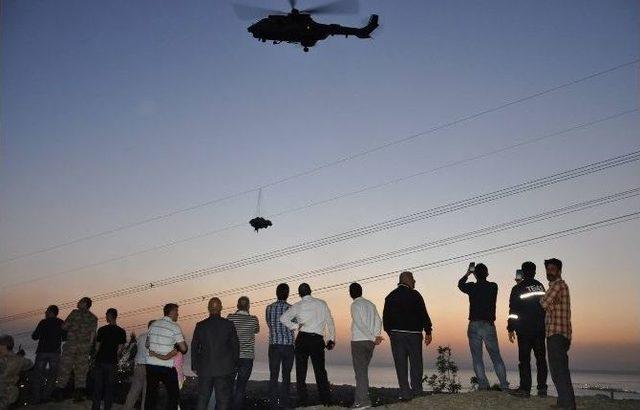 Tellere Takılan Paraşütçü Helikopterin Rüzgarıyla Yere Düştü