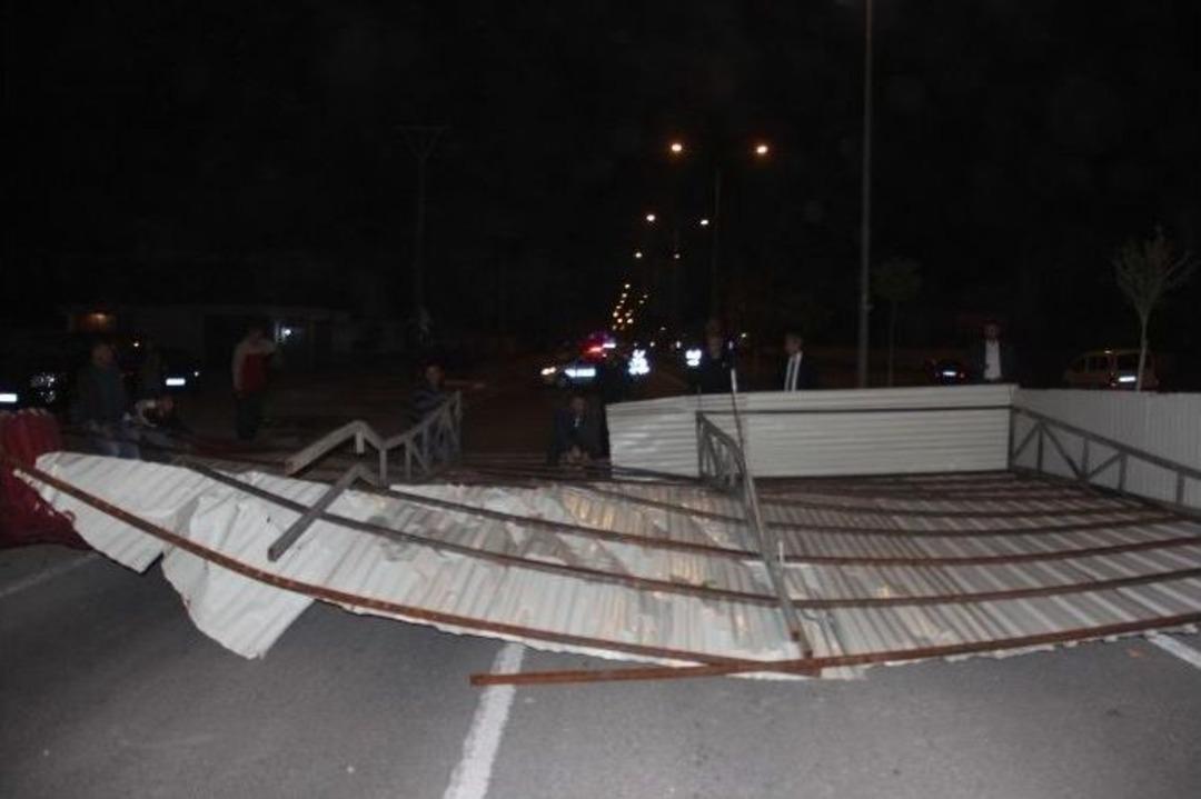 Iğdır&rsquo;da Şiddetli R&uuml;zgar &Ccedil;atıları U&ccedil;urdu