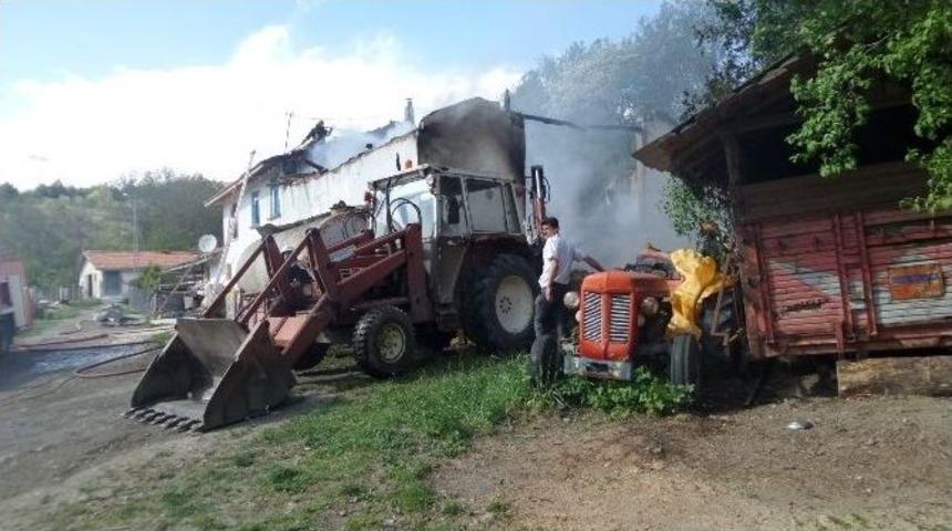 Tosya&rsquo;da Besi Damı Ve Samanlık Tamamen Yandı