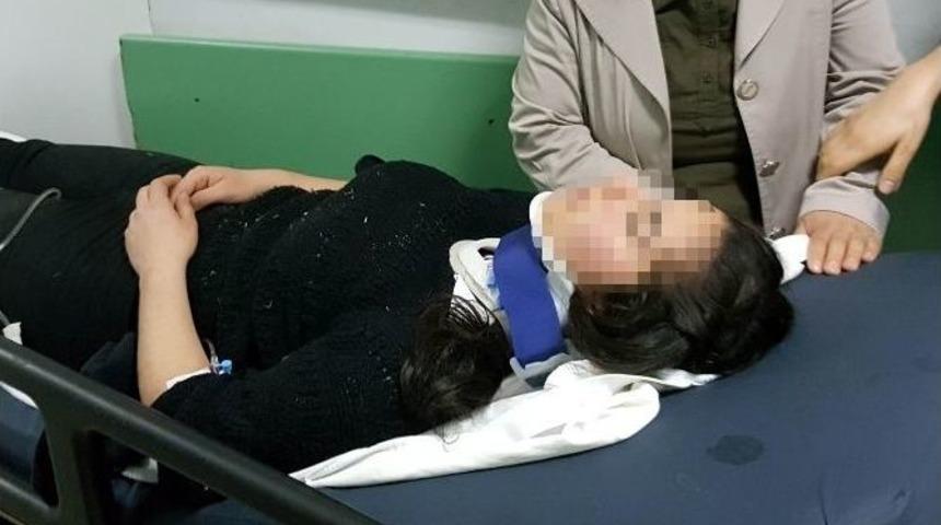 Okula Giden &Ouml;ğrencilere Otomobil &Ccedil;arptı: 2 Yaralı