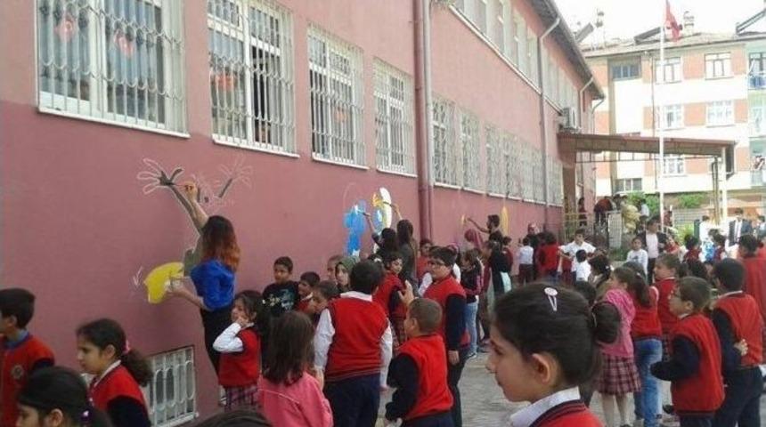 &Ouml;ğrenciler İle Eğitim G&ouml;n&uuml;ll&uuml;leri, Okul Duvarına &Ccedil;izgi Film Karakterlerini &Ccedil;izdi