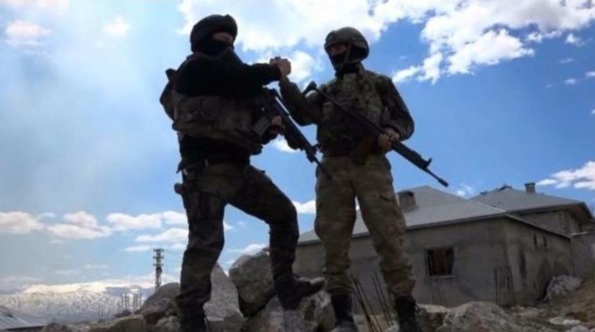 Y&uuml;ksekova&rsquo;da Asker Polis El Ele