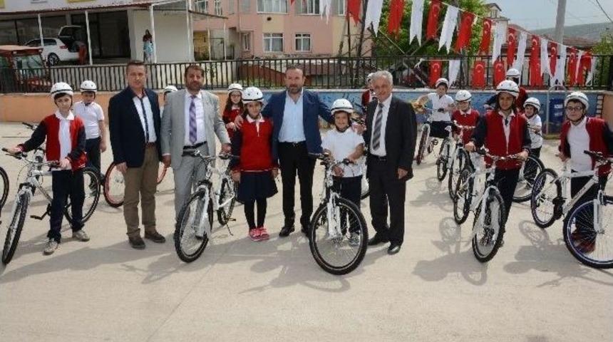 İzmit Belediyesi Bisiklet Dağıtımlarını S&uuml;rd&uuml;r&uuml;yor
