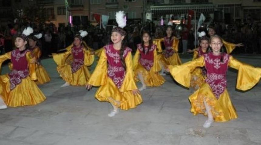 Kırgız &Ouml;ğrencilerin G&ouml;sterileri Simav&rsquo;da G&ouml;z Doldurdu