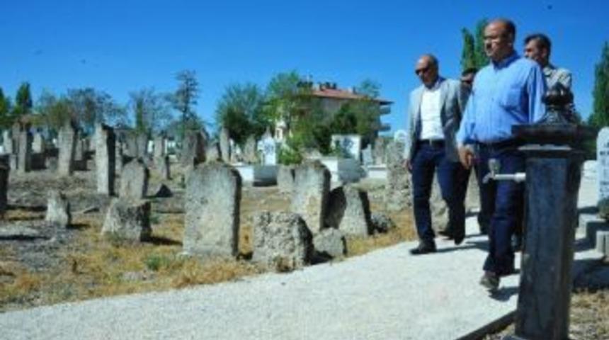 &Ccedil;alışkan, Kazalpa Mezarlığındaki &Ccedil;alışmaları Yerinde İnceledi