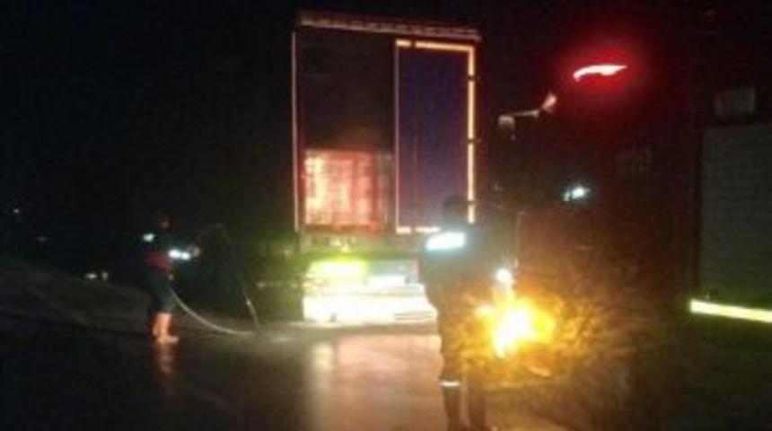 Boya Y&uuml;kl&uuml; Tır Yandı