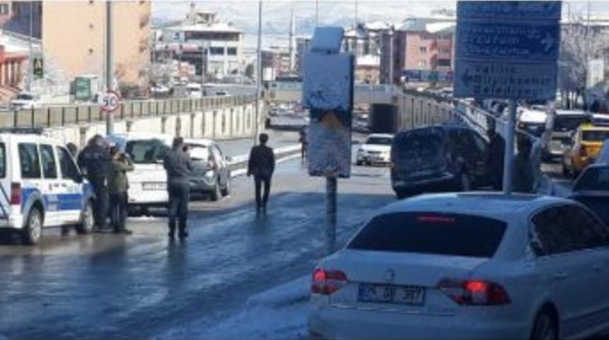 Kar Yağışı Beraberinde Kazaları Da Getirdi