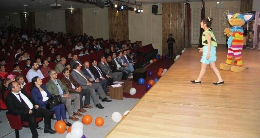 Van&rsquo;da Anlamlı Pandomim G&ouml;sterisi