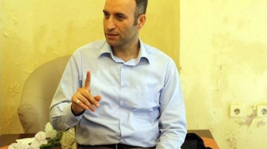 Şair Emrah Ayhan: "zaman Kendisini Okuyabilenler İ&ccedil;in &Ouml;nemli Bir Muallimdir"