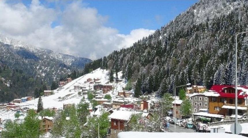 Rize&rsquo;de Nisan Karı