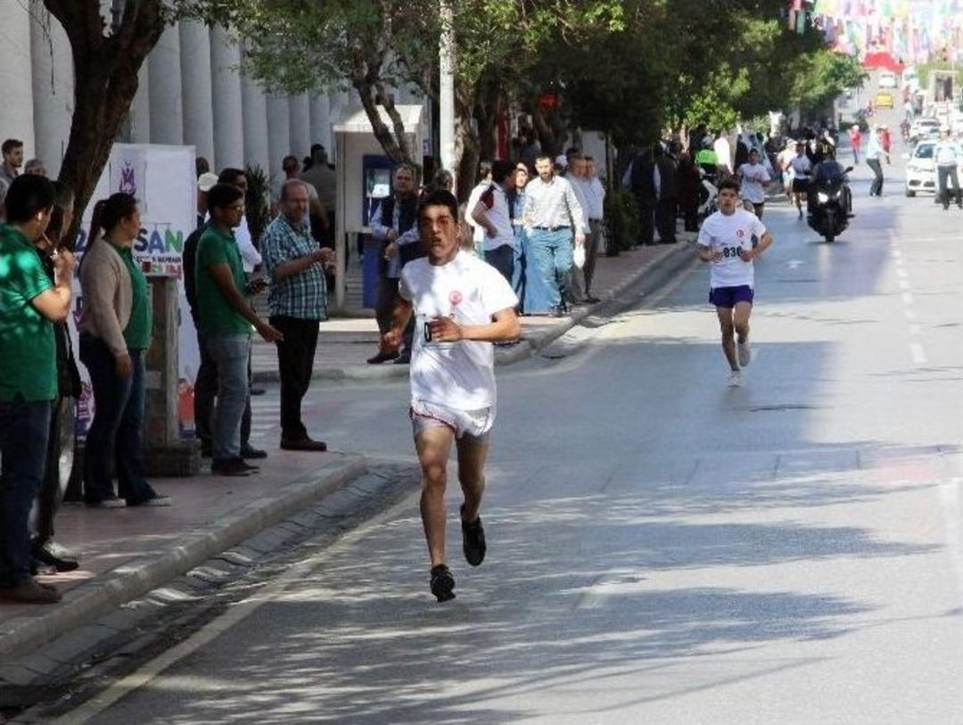 Mesir Festivali Koşusu&rsquo;nda Minik Ceylin İlgi Odağı Oldu