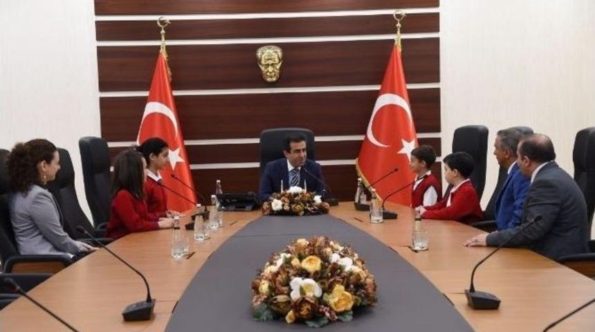 Vali G&uuml;zeloğlu, 23 Nisan &Ccedil;ocuklarını Ağırladı