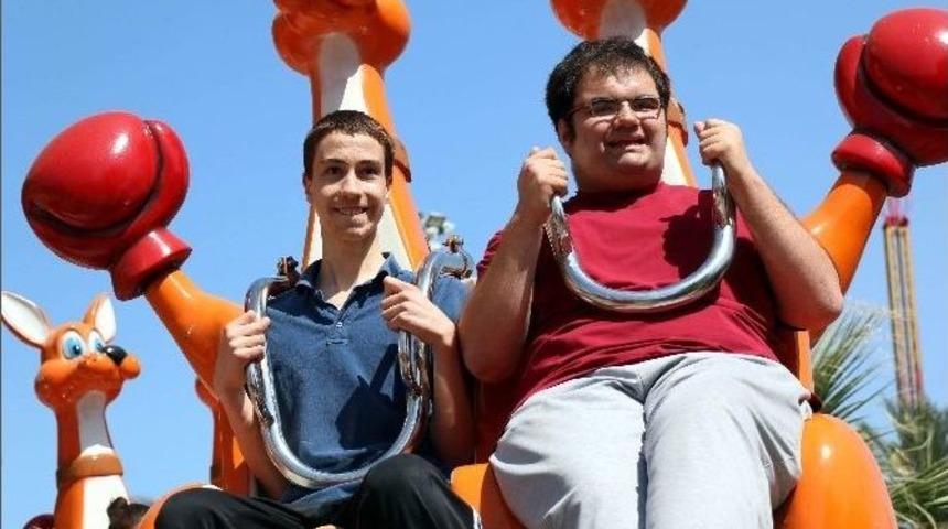 Engelli &Ccedil;ocukların Lunapark Keyfi