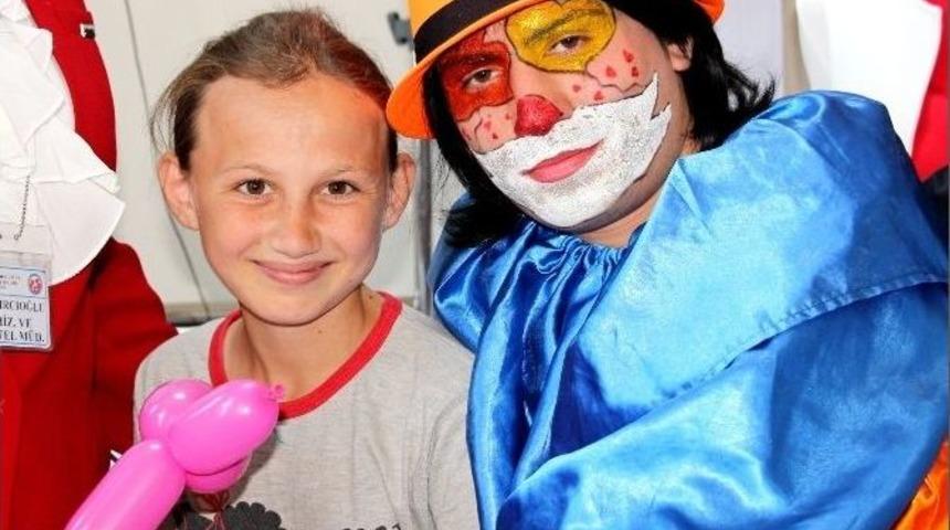 Hastanedeki &Ccedil;ocuklara &lsquo;23 Nisan&rsquo; S&uuml;rprizi