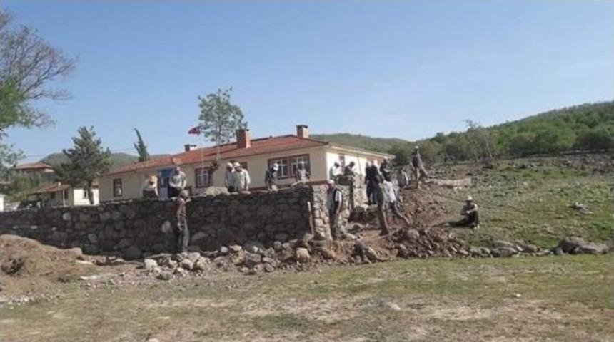 Mahalleli El Ele Verdi, Okulun Duvarlarını &Ouml;rmeye Başladı