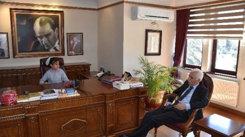 Vali Alimoğlu Koltuğunu &Ouml;ğrencilere Bıraktı