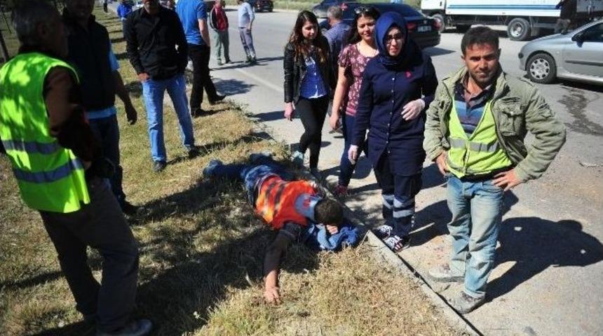 Tır Otoyol İnşaatı İş&ccedil;ilerini Taşıyan Minib&uuml;se &Ccedil;arptı: 6 Yaralı