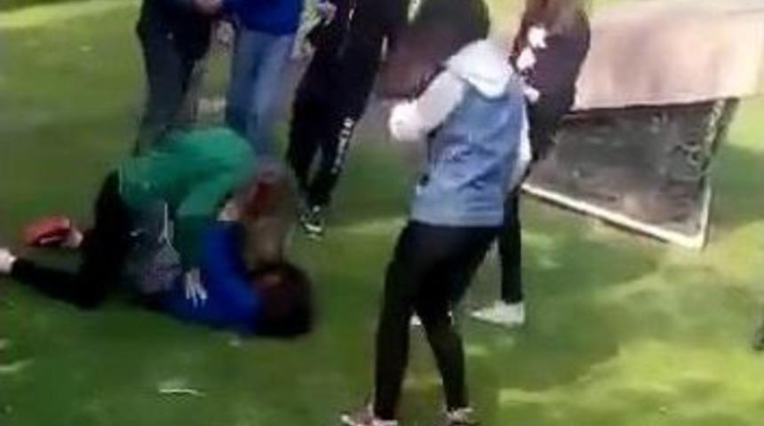 Kız &Ouml;ğrenciler Tekme Tokat Kavga Etti