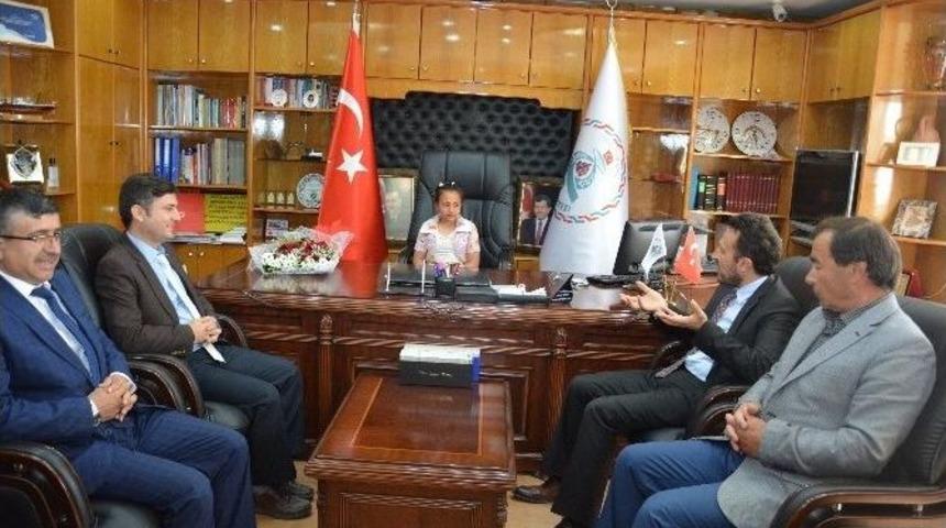 Başkan Oğuz&rsquo;un Makam Koltuğuna Elayna Akbaş Oturdu