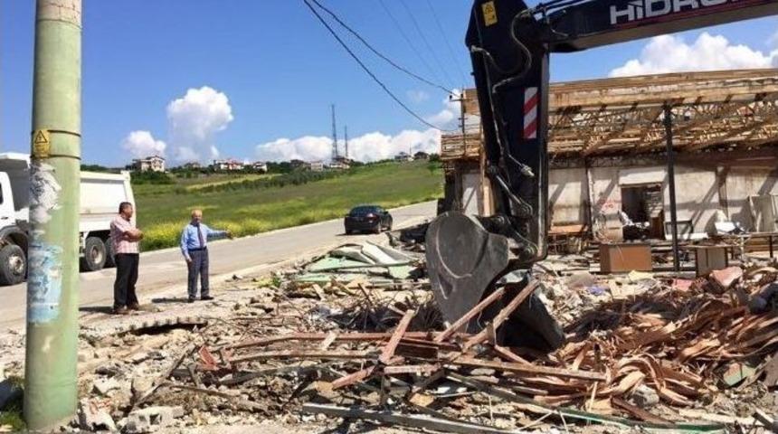 Kaldırımı İşgal Eden Yapılar Yıkıldı