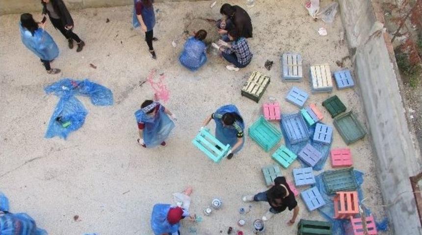 &Ouml;ğrenciler Kasalardan K&uuml;t&uuml;phane Yapıyor