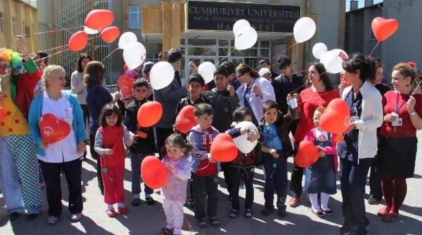 Dileklerini Yazdıkları Balonları G&ouml;ky&uuml;z&uuml;ne Bıraktılar