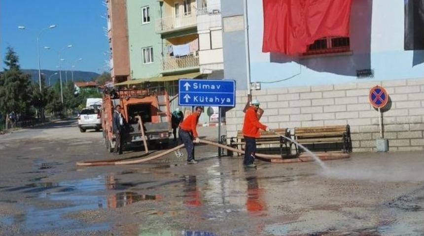 Caddeler Tazyikli Su İle Yıkanıyor