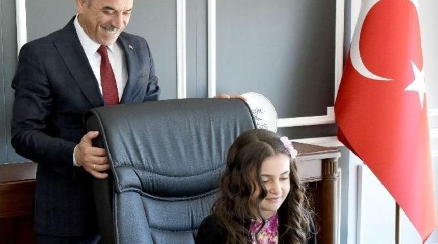 Koltuğa İlk O Oturdu