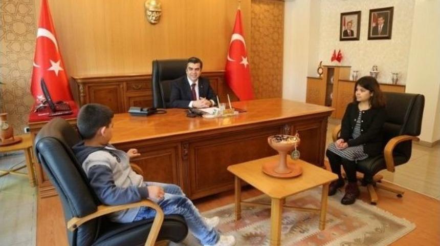 Vali Orhan D&uuml;zg&uuml;n Koltuğunu &Ccedil;ocuklara Devretti