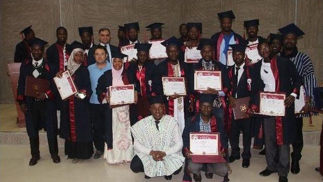 Ganalı Öğrencilerin Mezuniyet Sevinci