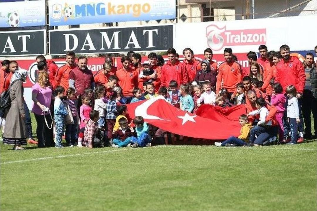 Miniklerden Fenerbah&ccedil;e Ma&ccedil;ı &Ouml;ncesi Trabzonspor&rsquo;a Moral